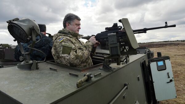 Ukrainian President Petro Poroshenko examines a British-made Saxon armored personnel carrier with a Ukrainian weapon system while visiting a military base outside Kiev on April 4, 2015 - Sputnik Mundo