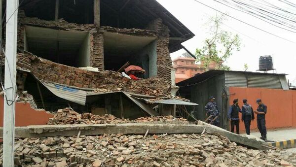Edificio destruido por el terremoto en Nepal - Sputnik Mundo