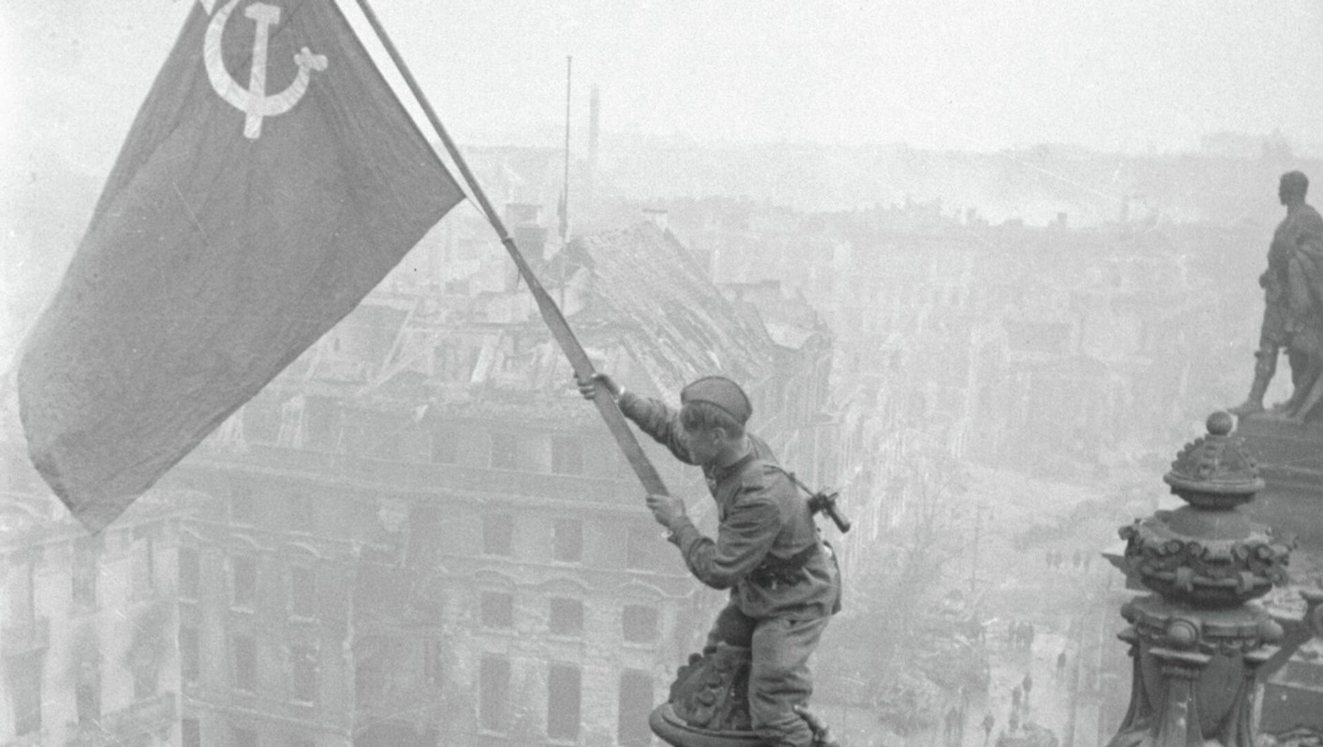 Флаг в Берлине 1945