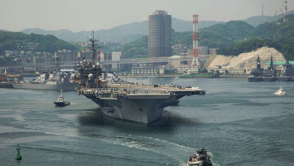 El portaaviones estadounidense USS Kitty Hawk en la base naval de Yokosuka - Sputnik Mundo