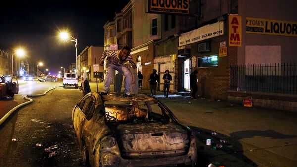 Decretan toque de queda en Baltimore por disturbios - Sputnik Mundo