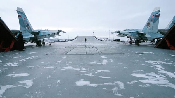 Cazas Su-33 en la cubierta del Almirante Kuznetsov - Sputnik Mundo