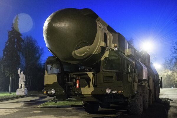 La lanzadera de misiles Topol en el recinto ferial VDNJ - Sputnik Mundo