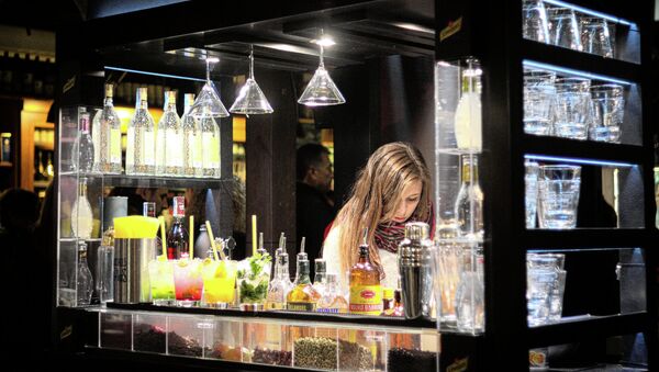 Empleada de un bar en Madrid - Sputnik Mundo