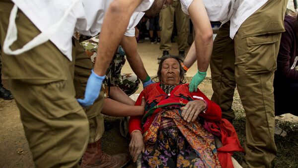 Médicos israelíes ayudan a una mujer herida en Nepal - Sputnik Mundo