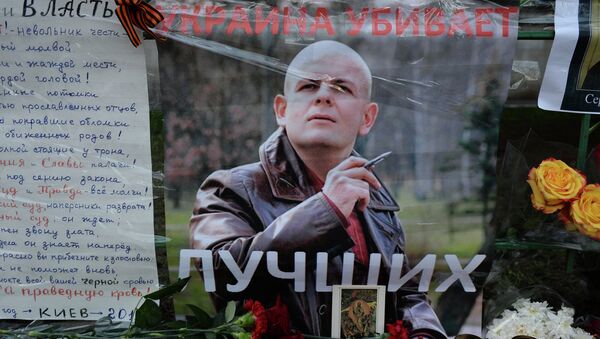 Цветы и свечи у посольства Украины в Москве в память об убитом в Киеве журналисте О.Бузине. - Sputnik Mundo