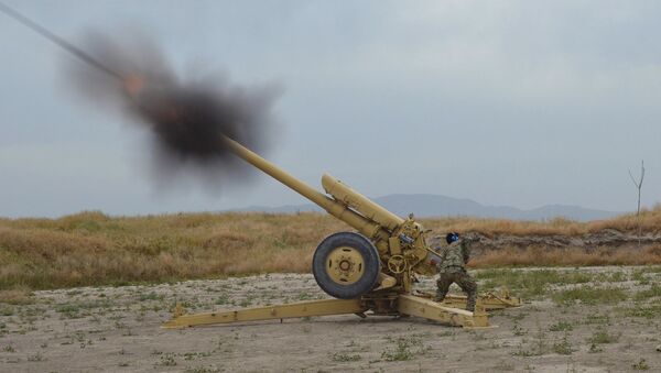 Soldado del Ejército Nacional Afgano dispara el fuego de artillería durante una batalla con insurgentes talibanes - Sputnik Mundo