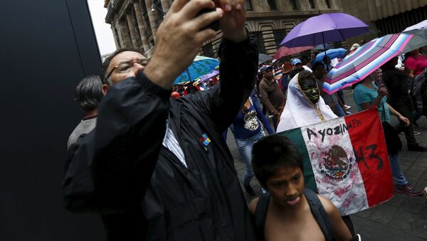 Miles marchan con padres de 43 desaparecidos en Día de los Trabajadores en México - Sputnik Mundo