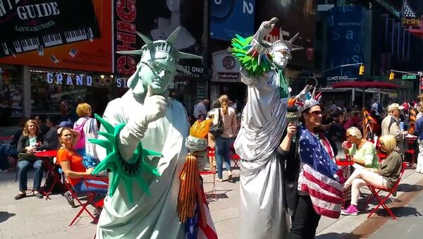 Статуя Свободы раздает георгиевские ленточки на Таймс-Сквер в Нью-Йорке - Sputnik Mundo