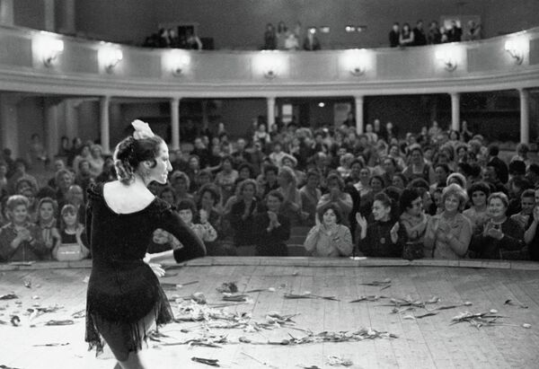 Maya Plisétskaya como Carmen en el ballet Carmen Suit Maya Plisétskaya como Carmen en el ballet Carmen Suit - Sputnik Mundo