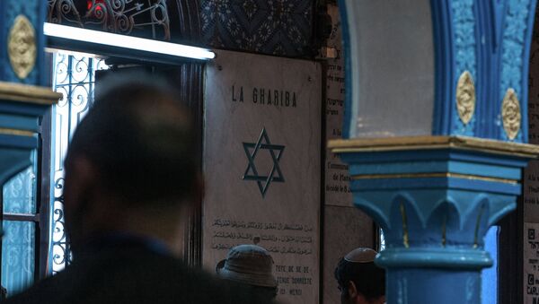 Judíos dentro de la sinagoga de El Ghriba en Túnez - Sputnik Mundo