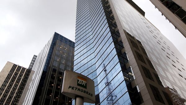 The Petrobras logo is seen in front of the company's headquarters in Sao Paulo April 23, 2015. - Sputnik Mundo