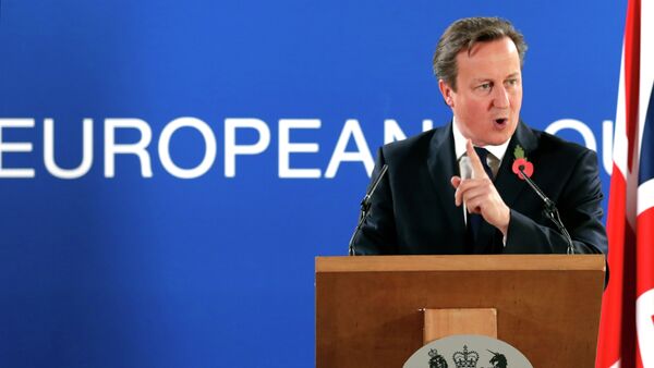 British Prime Minister David Cameron speaks during a media conference after an EU summit at the EU Council building in Brussels, on Friday, Oct. 24, 2014. - Sputnik Mundo