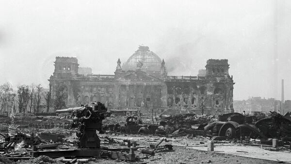 Armas antiaéreas en las ruinas del Reichstag - Sputnik Mundo