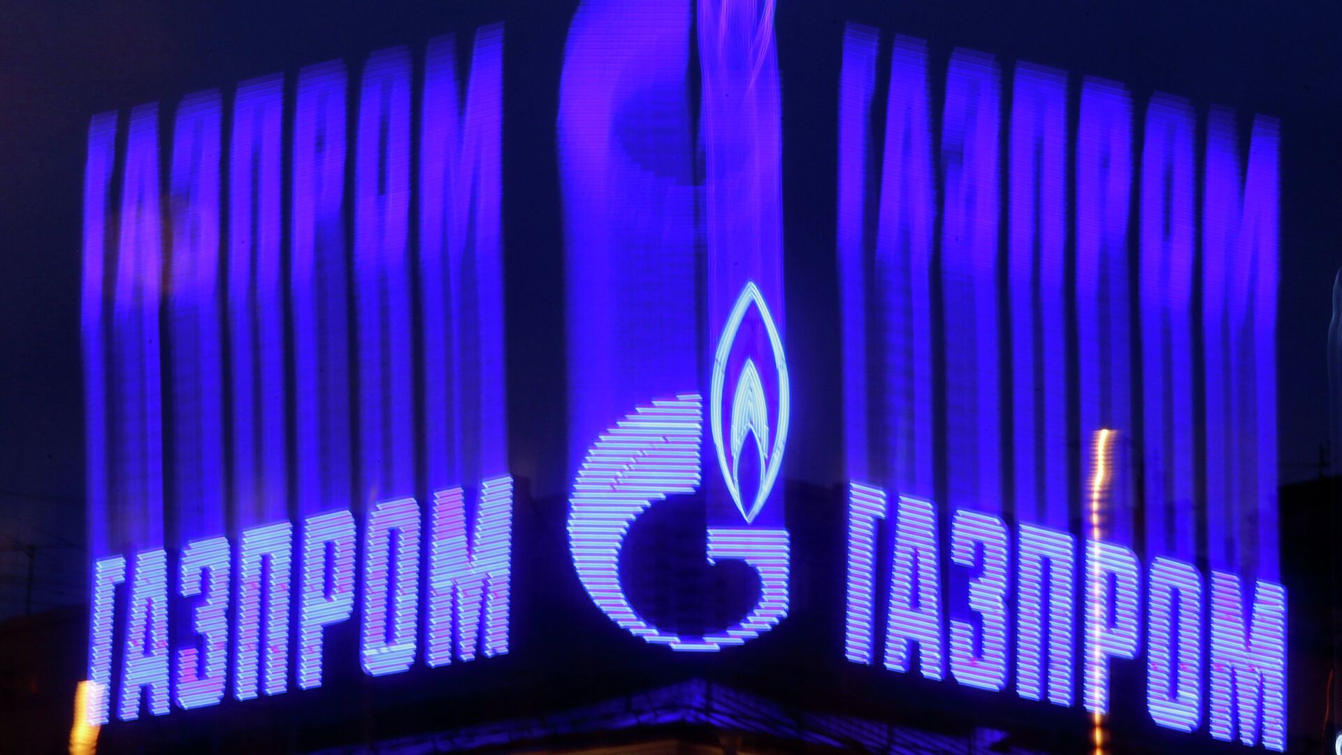 The company logo of Russian natural gas producer Gazprom is seen on an advertisement installed on the roof of a building in St. Petersburg - Sputnik Mundo, 1920, 14.01.2022