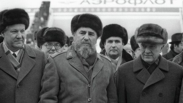 Acompañando a Fidel Castro y Eduard Shevarnadze en su visita a Moscú en 1987 - Sputnik Mundo