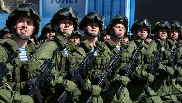 Militares vestidos con equipos del soldado del futuro Rátnik durante el Desfile de la Victoria en la Plaza Roja - Sputnik Mundo