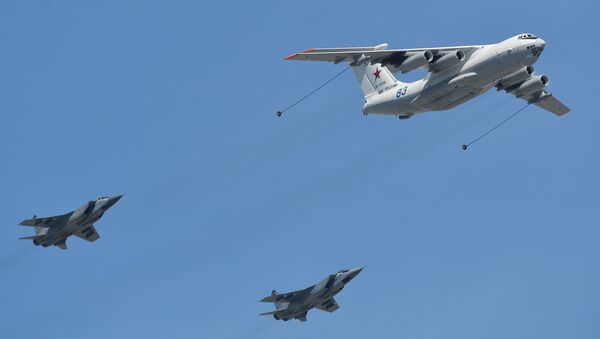 Reabastecimiento en vuelo de los cazas interceptores MiG-31 durante el Desfile de la Victoria en la Plaza Roja - Sputnik Mundo
