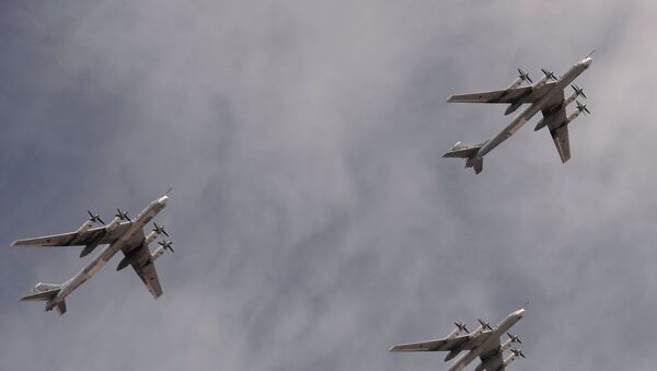 Bombarderos estratégicos portamisiles Tu-95MS sobrevuelan la Plaza Roja durante el Desfile de la Victoria - Sputnik Mundo