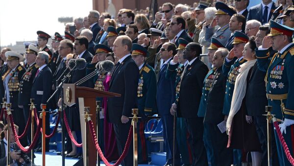Vladímir Putin, los veteranos y los líderes invitados durante el Desfile de la Victoria en Moscú - Sputnik Mundo