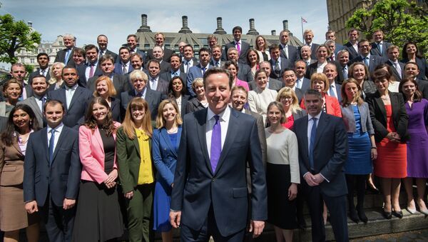 Primer ministro de Reino Unido, David Cameron, posa en una foto de familia con los miembros del Partido Conservador. 11 de mayo de 2015 - Sputnik Mundo