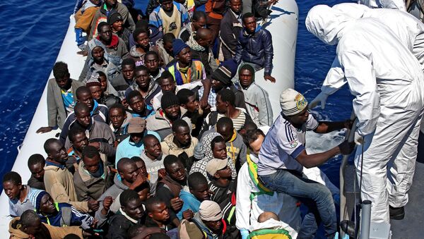 Inmigrantes ilegales en el mar Mediterráneo - Sputnik Mundo