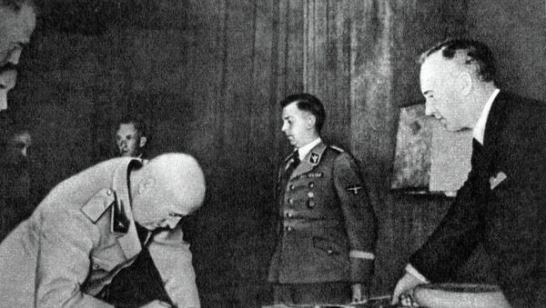 Joachim von Ribbentrop, ministro de Exteriores de la Alemania nazi (a la derecha) - Sputnik Mundo