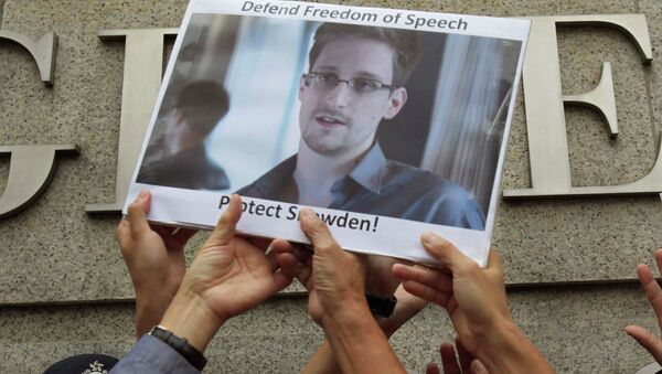 Protestantes con la foto de Edward Snowden, exagente de NSA, durante la manifestación al lado del Consulado de EEUU en Hong Kong (Archivo) - Sputnik Mundo