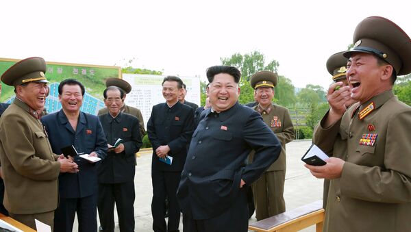 Kim Jong-un, líder de Corea del Norte (centro) - Sputnik Mundo
