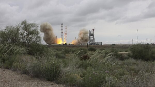 Lanzamiento del cohete portador ruso Protón-M con el satélite de comunicaciones mexicano Mexsat-1 - Sputnik Mundo