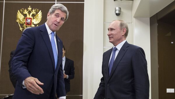Secretario de Estado de EEUU John Kerry y presidente de Rusia Vladimir Putin (Archivo) - Sputnik Mundo