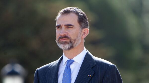 King Felipe VI of Spain listen the national anthem during the official reception to Colombia´s President Juan Manuel Santos and his wife Maria Clemencia Rodriguez at El Pardo Palace in Madrid, Spain. Sunday, March 1, 2015. - Sputnik Mundo
