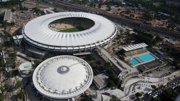 Parque Acuático Julio Delamare (abajo, dcha.) y estadio de fútbol de Maracaná (arriba) - Sputnik Mundo