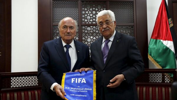 Presidente de la FIFA, Joseph Blatter y presidente de Palestina, Mahmud Abás - Sputnik Mundo