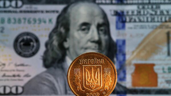 Grivna ucraniana y billete de 100 dólares de EEUU - Sputnik Mundo