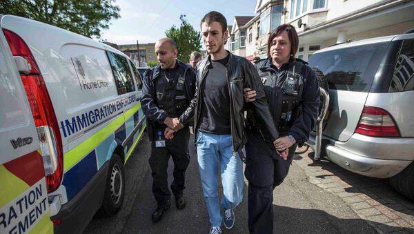 Policías británicos arrestan a un inmigrante ilegal - Sputnik Mundo