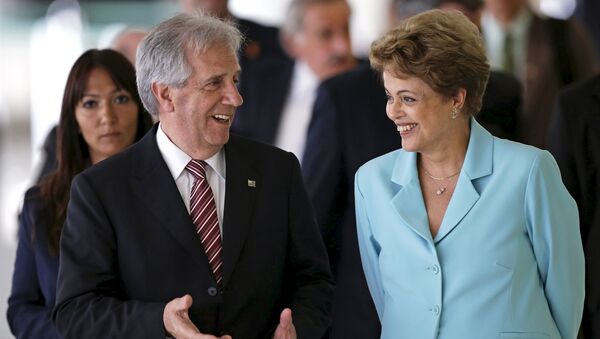 Uruguayan President Tabare Vazquez talks to Brazilian President Dilma Rousseff during a meeting at the Planalto Palace in Brasilia - Sputnik Mundo