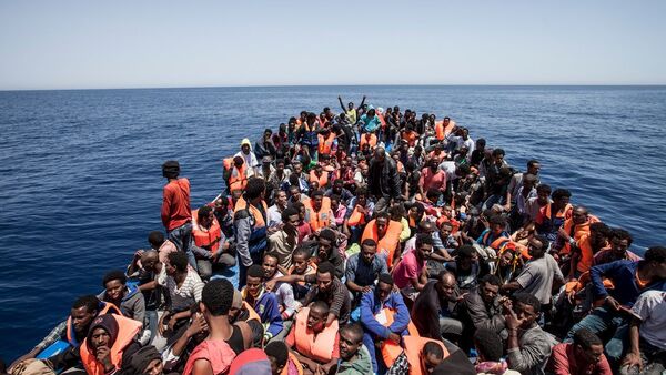 Inmigrantes rescatados en la costa de Libia (archivo) - Sputnik Mundo