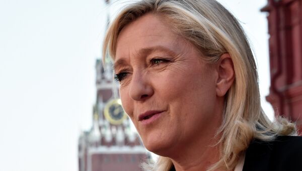 Marine Le Pen en una visita en Moscú - Sputnik Mundo
