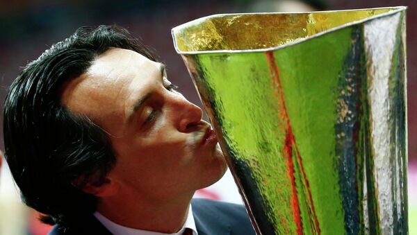 Sevilla coach Unai Emery celebrates with the trophy after winning the UEFA Europa League Final - Sputnik Mundo