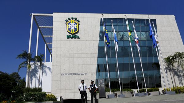 Security guards stand outside the Brazilian Football Association (CBF) headquarters in Rio de Janeiro May 27, 2015.  - Sputnik Mundo