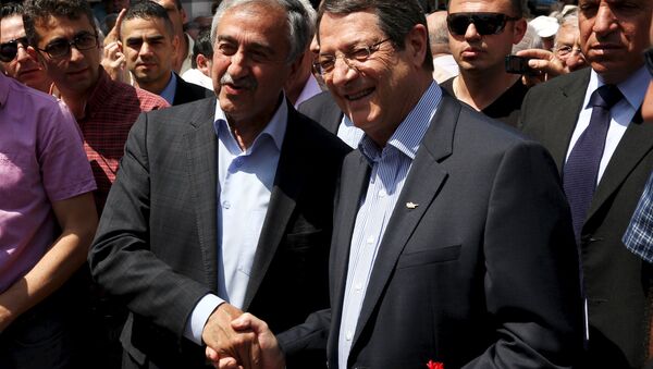 Líder de la parte turca de Chipre, Mustafa Akinci, y presidente de Chipre, Nicos Anastasiades - Sputnik Mundo
