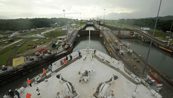 Buque militar estadounidense cruzando el Canal de Panamá - Sputnik Mundo
