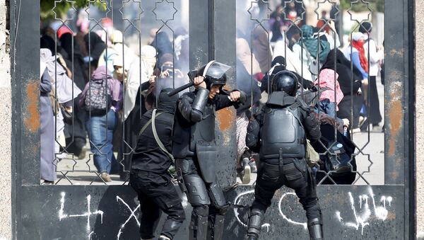 Riot police attempt to break open the entrance of the al-Azhar University Campus - Sputnik Mundo