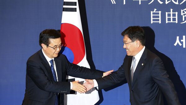 Ministro de Comercio de China, Gao Hucheng, y ministro de Comercio de Corea del Sur, Yoon Sang-jick - Sputnik Mundo