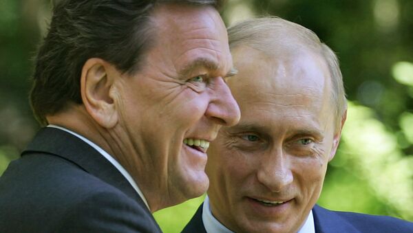 Gerhard Schröder (izq.), y presidente de Rusia, Vladímir Putin, durante un encuentro en julio de 2005 in Svetlogorsk (Rusia) - Sputnik Mundo
