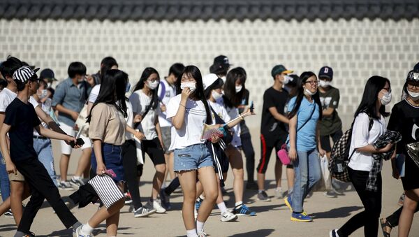 Grupo de estudiantes surcoreanos con máscaras como medida de precaución contra el virus del MERS - Sputnik Mundo