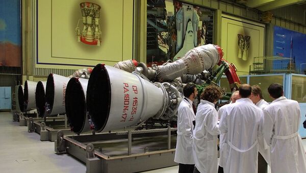 Energomash company employees stand near RD-180 engines prepared for shipment to the United States in a shop at the Energomash - Sputnik Mundo