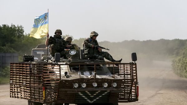 Members of the Ukrainian armed forces ride on an armoured personnel carrier as they patrol the area near Artemivsk, eastern Ukraine, June 4, 2015 - Sputnik Mundo