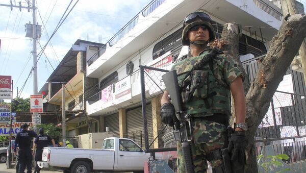 Un soldado cerca de la oficina del Insituto Nacional Electoral (INE) en Acapulco, estado de Guerrero - Sputnik Mundo